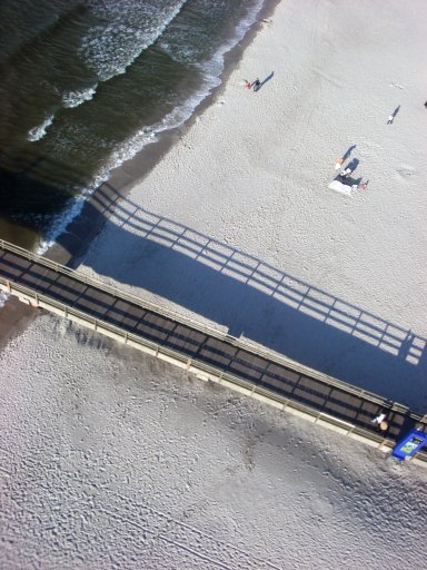 Prerow: die Seebrücke wirft Schatten auf den Strand