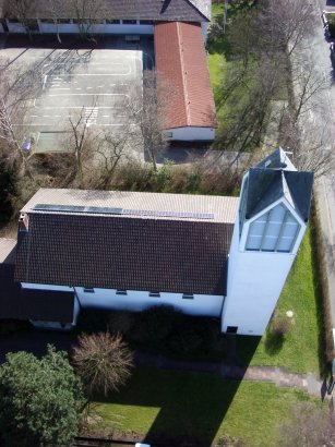 Kirche und Grundschule in Retzen